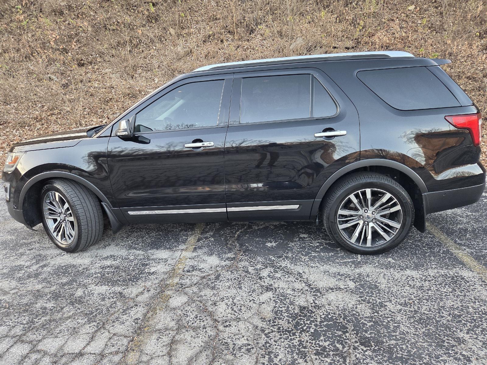 2017 Ford Explorer Platinum's photo