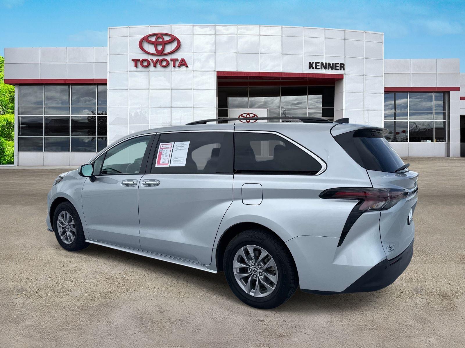 View vehicle photo 4