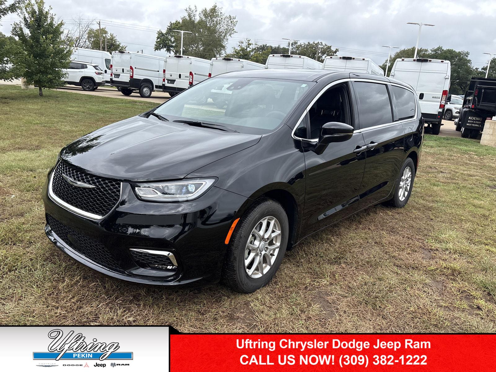 Diamond Black Crystal Pearlcoat 2026 Chrysler Pacifica Minivan Front-Wheel Drive 9-Speed Automatic