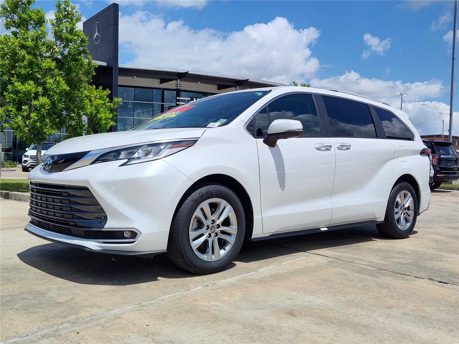 White (Wind Chill Pearl) 2024 Toyota Sienna Minivan Front-Wheel Drive Continuously Variable Transmission