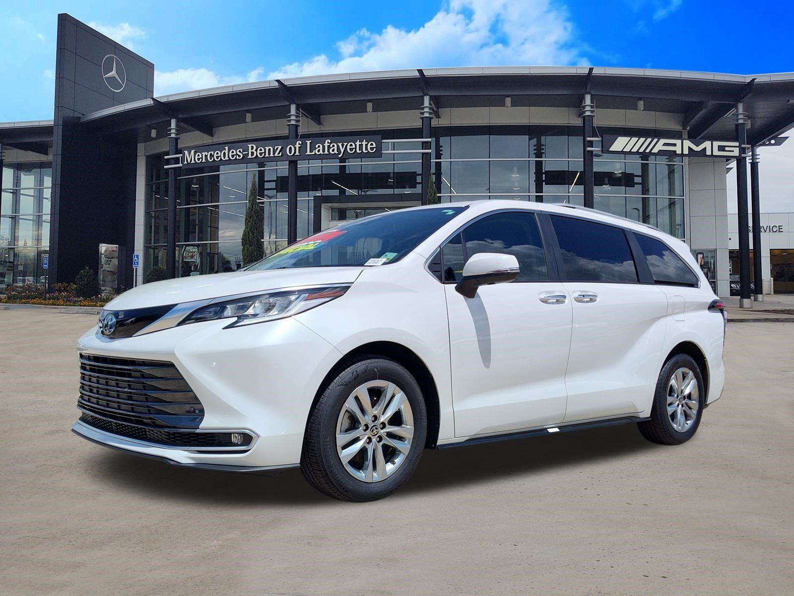 White (Wind Chill Pearl) 2024 Toyota Sienna Minivan Front-Wheel Drive Continuously Variable Transmission