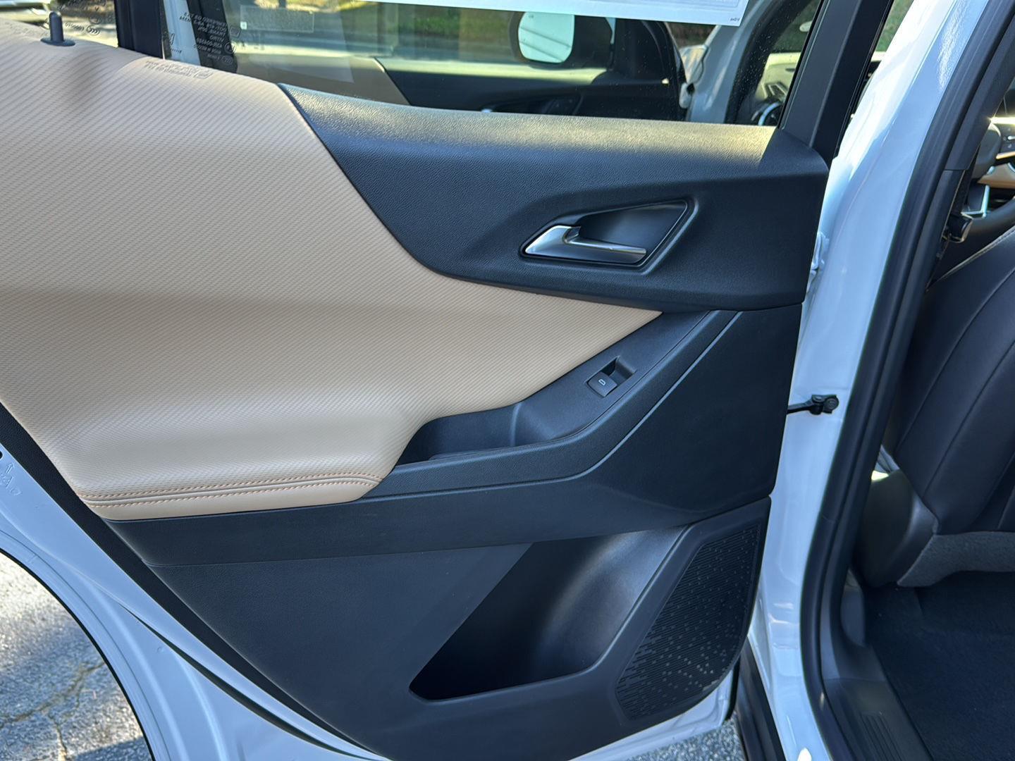 New 2026 Polar White Tricoat Chevrolet FWD ACTIV image 15