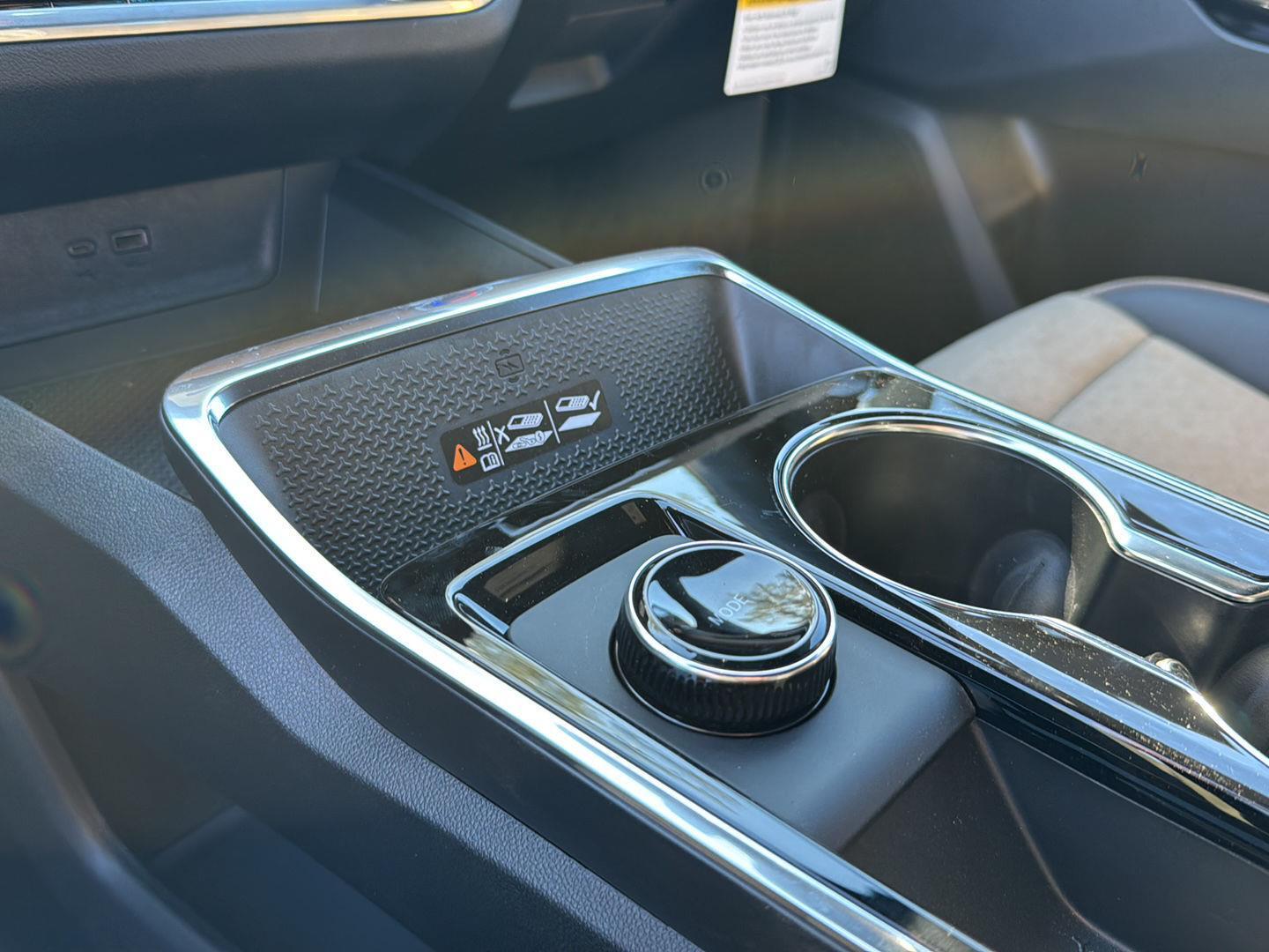 New 2026 Polar White Tricoat Chevrolet FWD ACTIV image 24