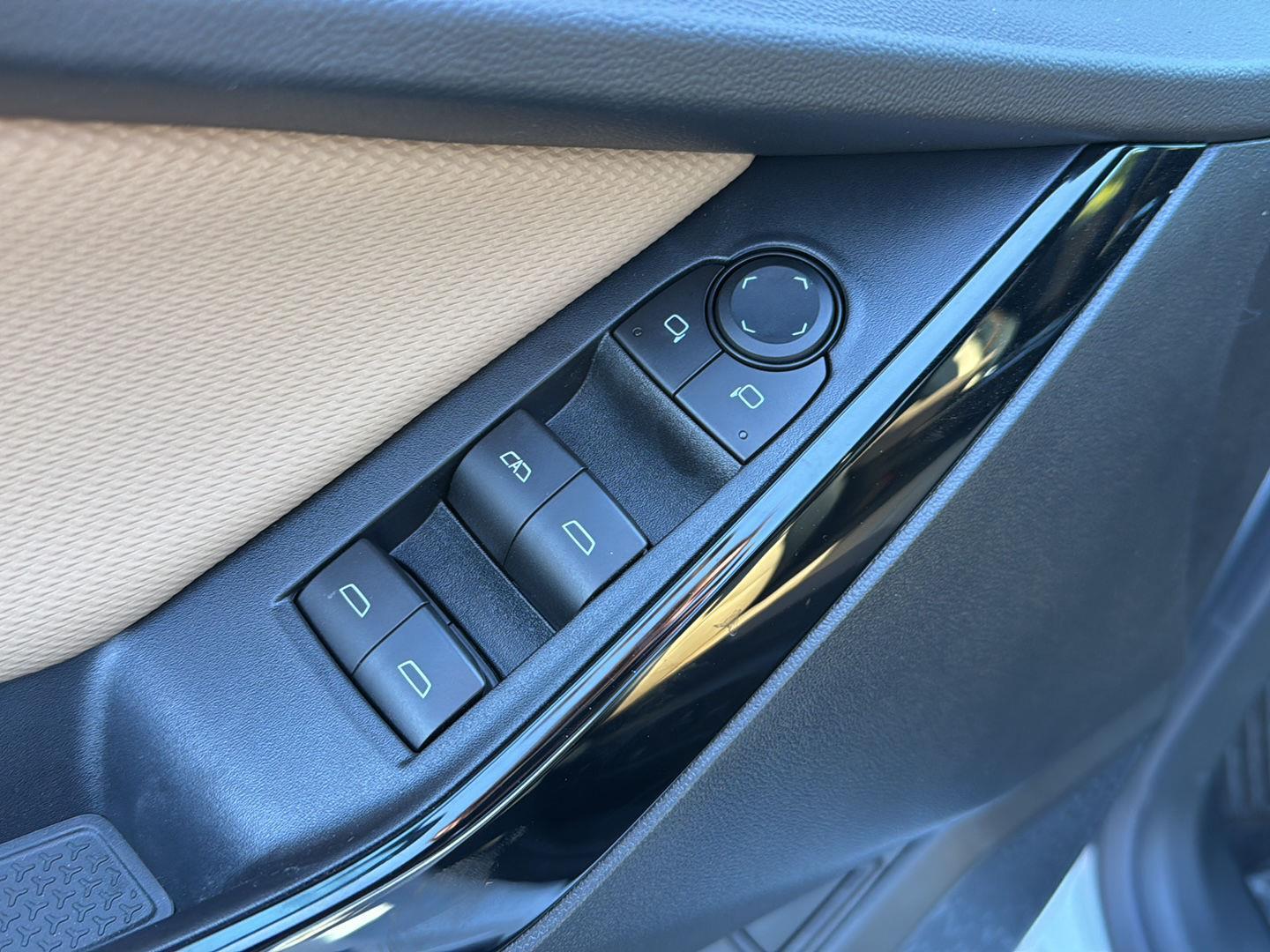 New 2026 Polar White Tricoat Chevrolet FWD ACTIV image 26