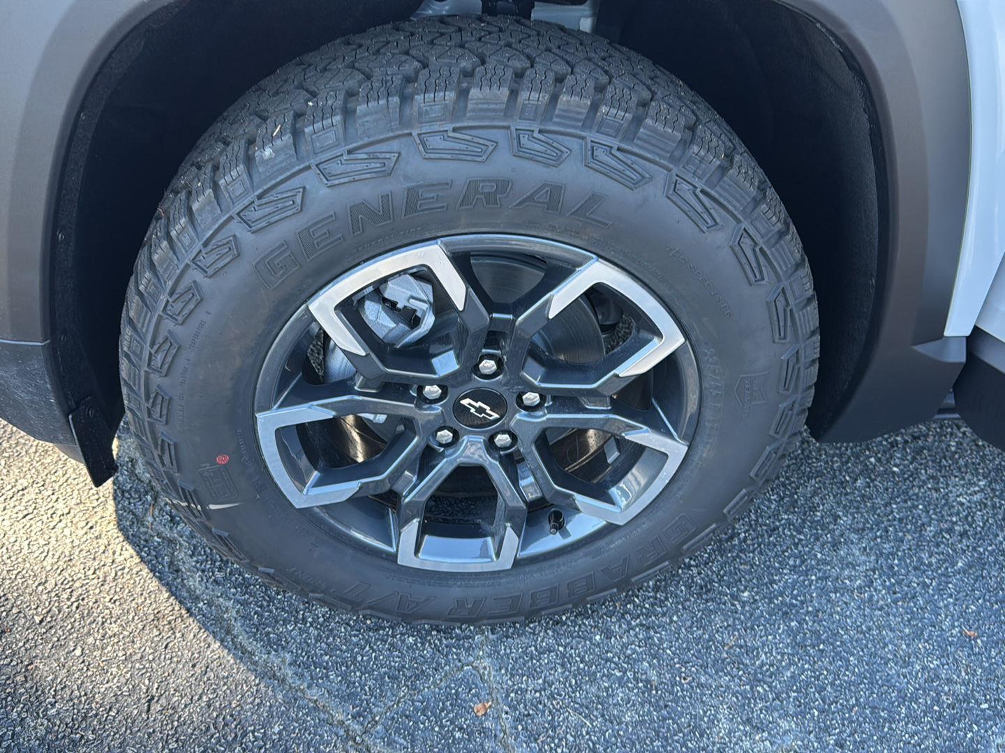 New 2026 Polar White Tricoat Chevrolet FWD ACTIV image 29