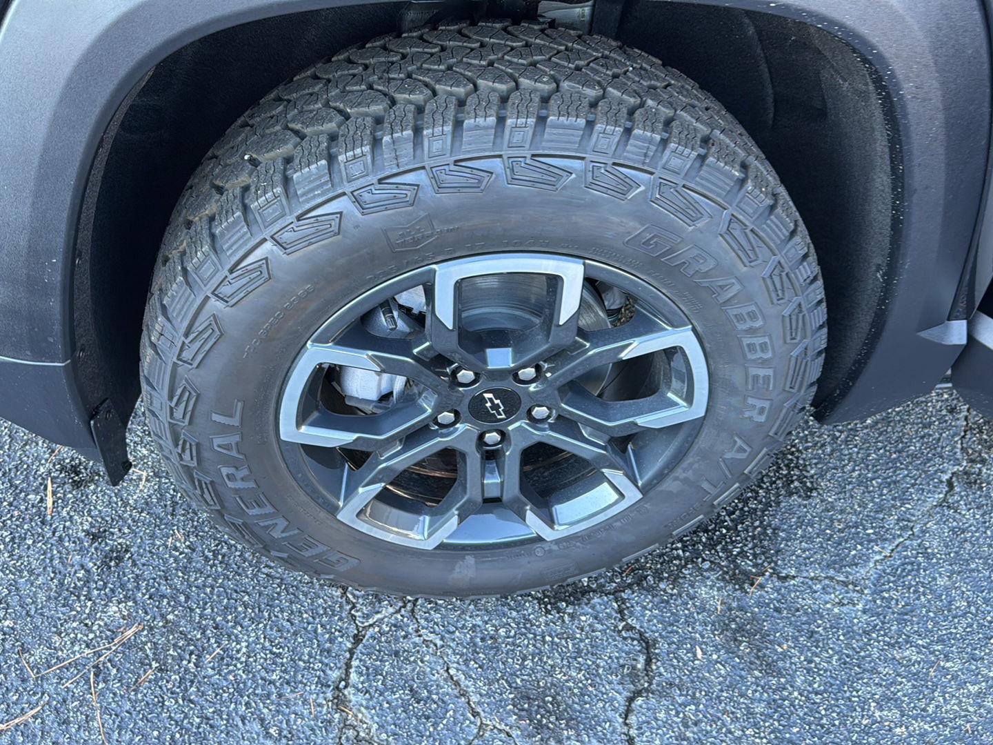 New 2026 Mosaic Black Metallic Chevrolet FWD ACTIV image 30