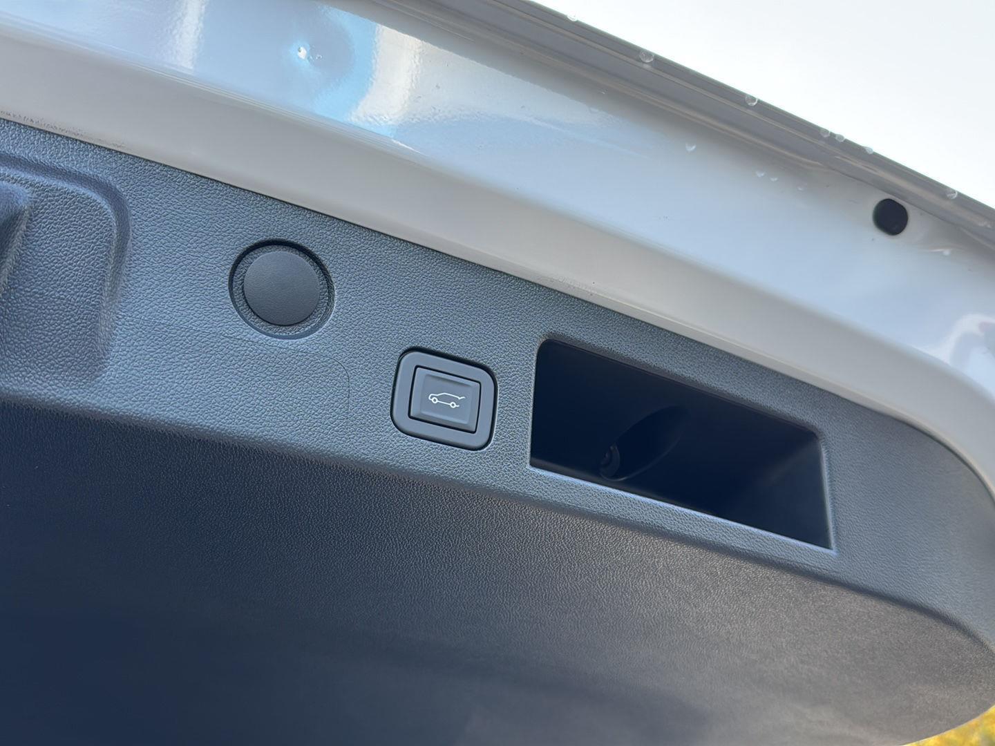 New 2026 Polar White Tricoat Chevrolet FWD RS image 31