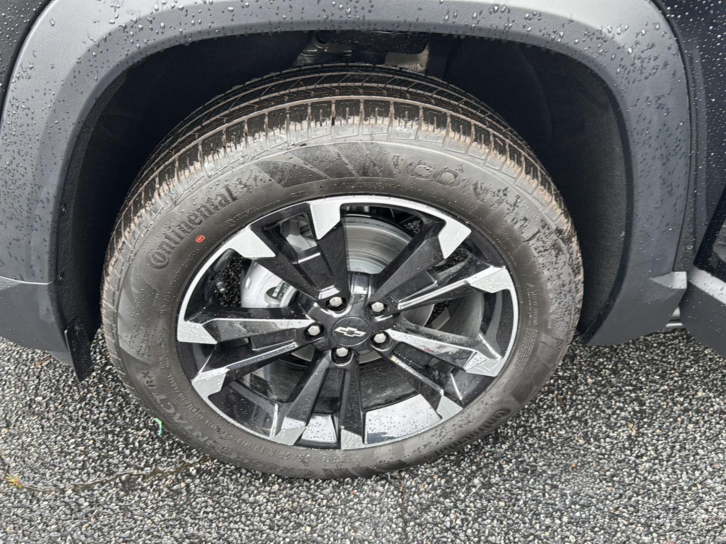 New 2026 Mosaic Black Metallic Chevrolet FWD RS image 32