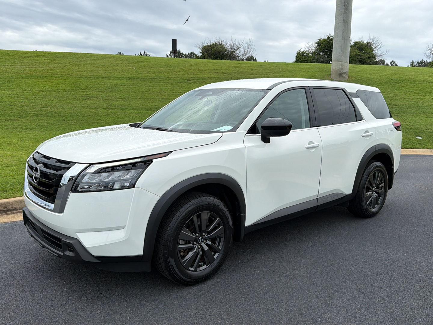 Glacier White 2024 Nissan Pathfinder SUV / Crossover Front-Wheel Drive Automatic