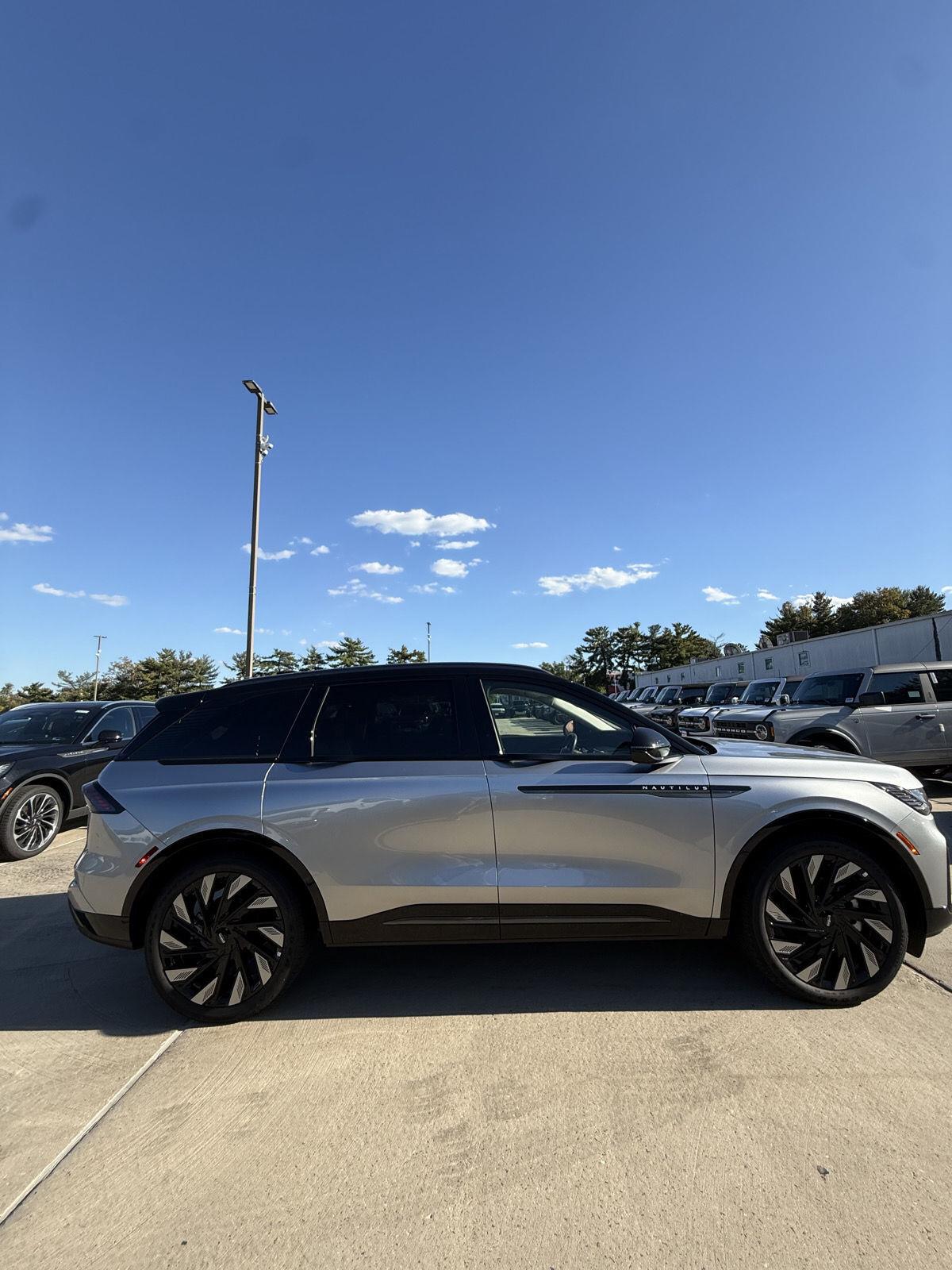Silver Radiance Metallic Clearcoat 2026 Lincoln Nautilus SUV / Crossover All-Wheel Drive 8-Speed Automatic