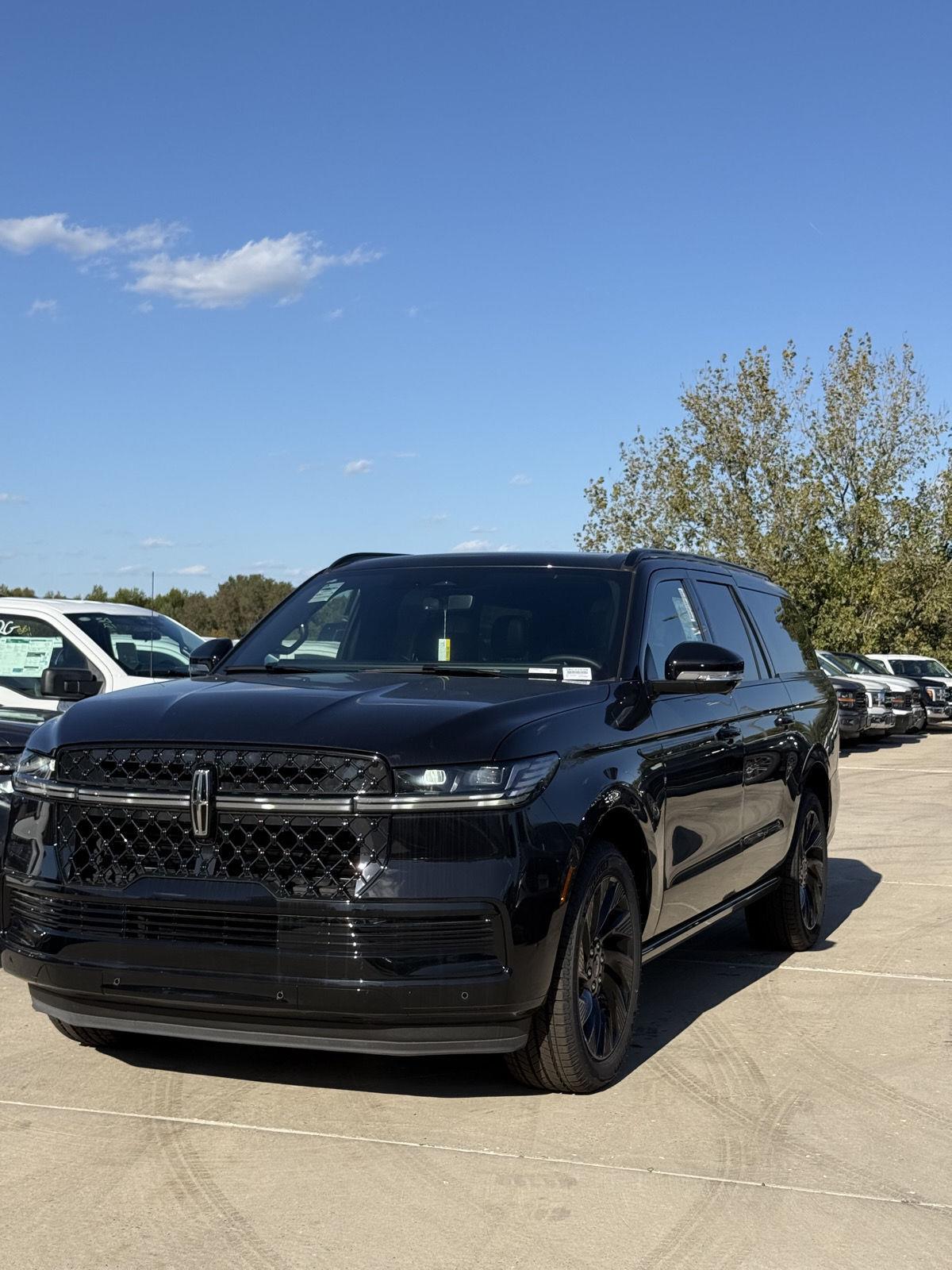 Infinite Black Metallic Clearcoat 2026 Lincoln Navigator SUV / Crossover Four-Wheel Drive Automatic