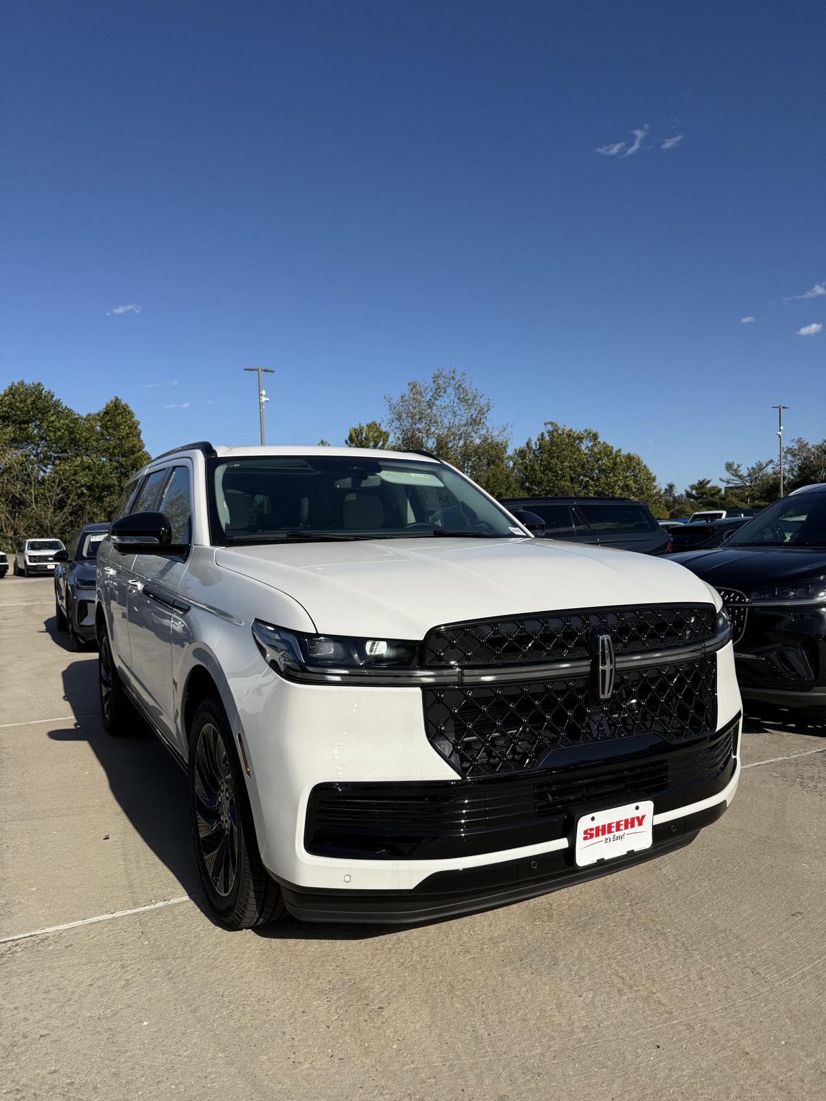 Pristine White Metallic Tri-Coat 2026 Lincoln Navigator SUV / Crossover Four-Wheel Drive Automatic