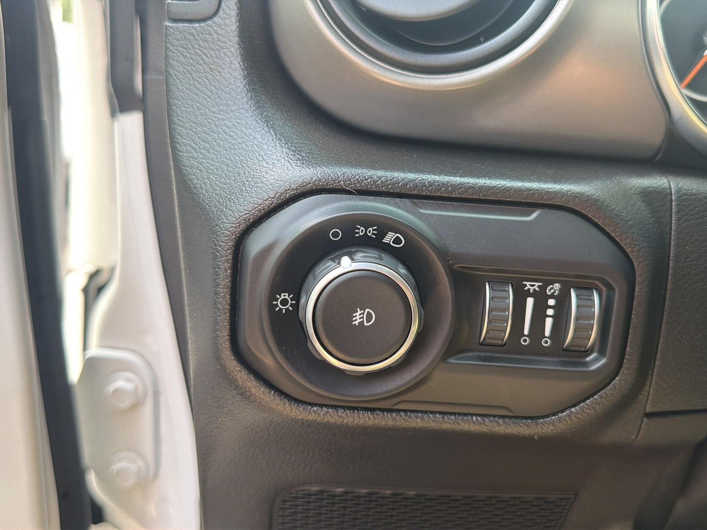 Used 2022 Bright White Clearcoat Jeep Sport image 17