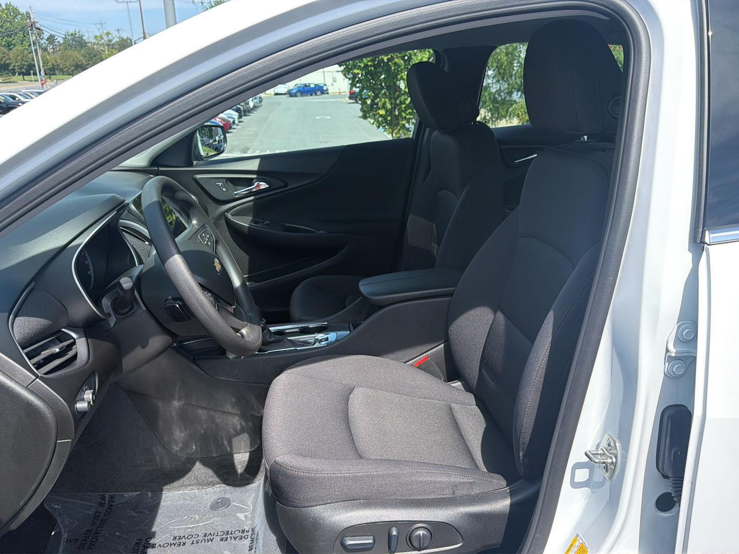 Used 2024 Summit White Chevrolet LT image 9