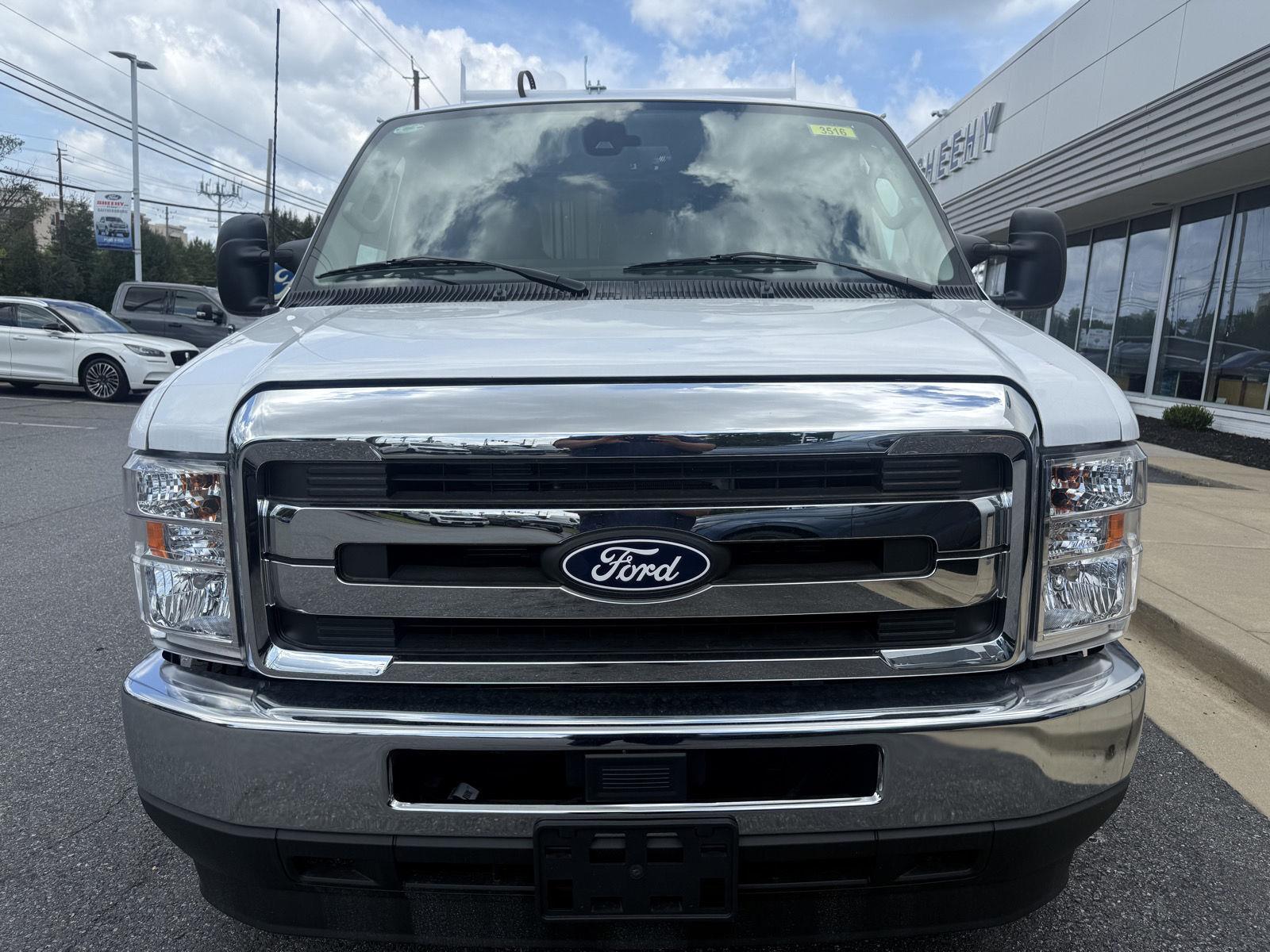 New 2027 Oxford White Ford KUV Low Roof image 3