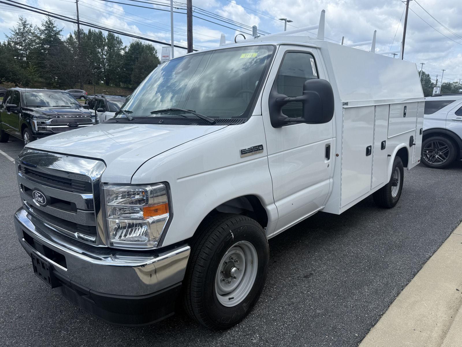 New 2027 Oxford White Ford KUV Low Roof image 4