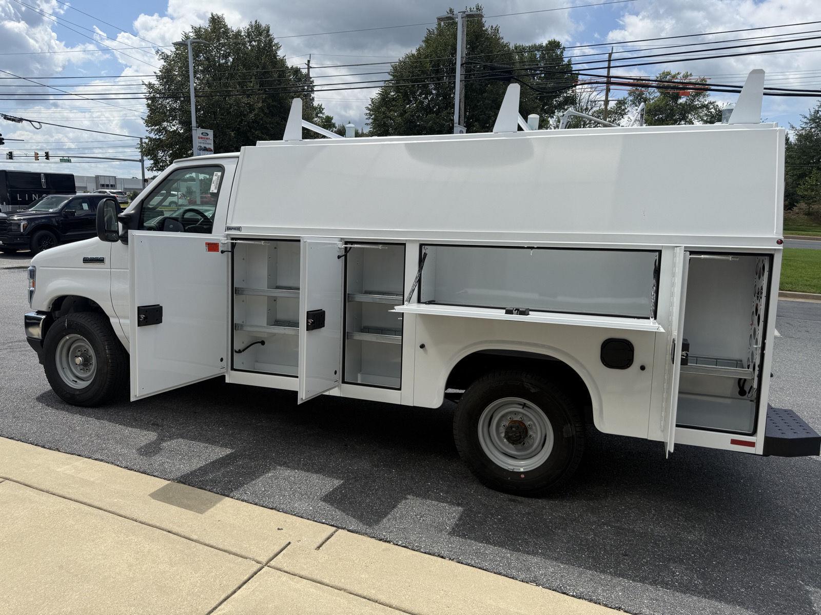 New 2027 Oxford White Ford KUV Low Roof image 17