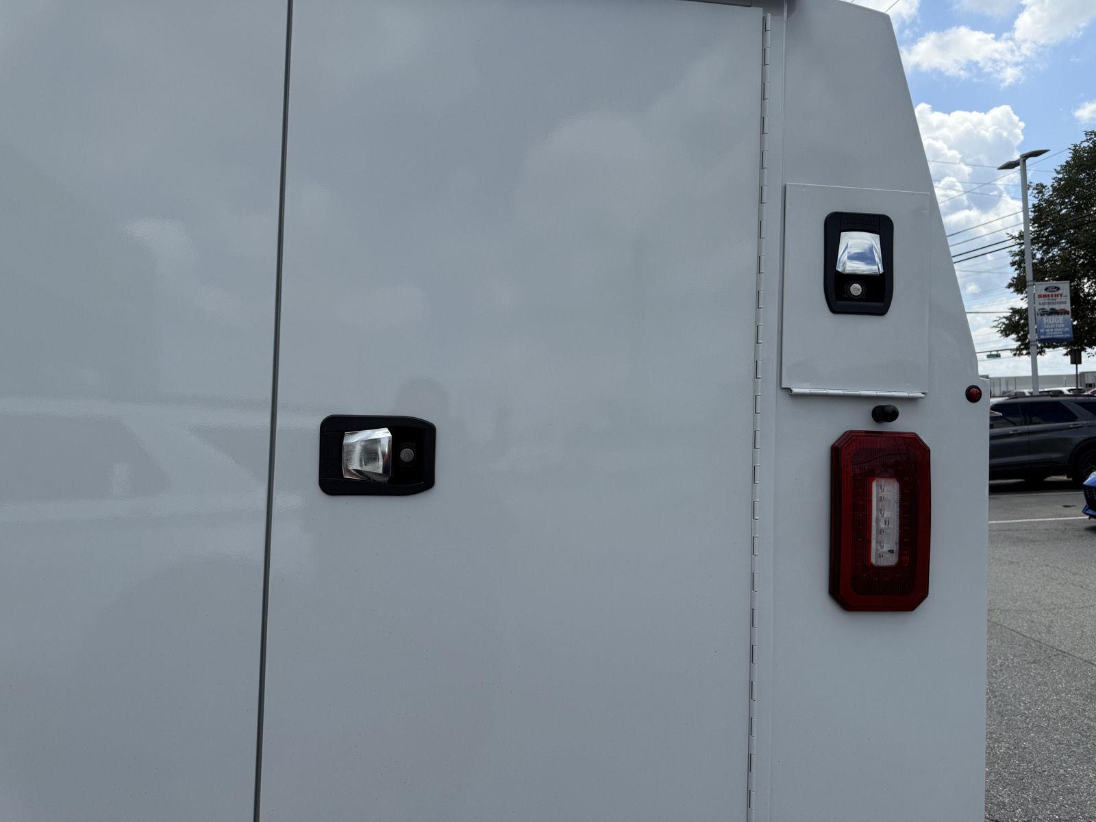 New 2027 Oxford White Ford KUV Low Roof image 21