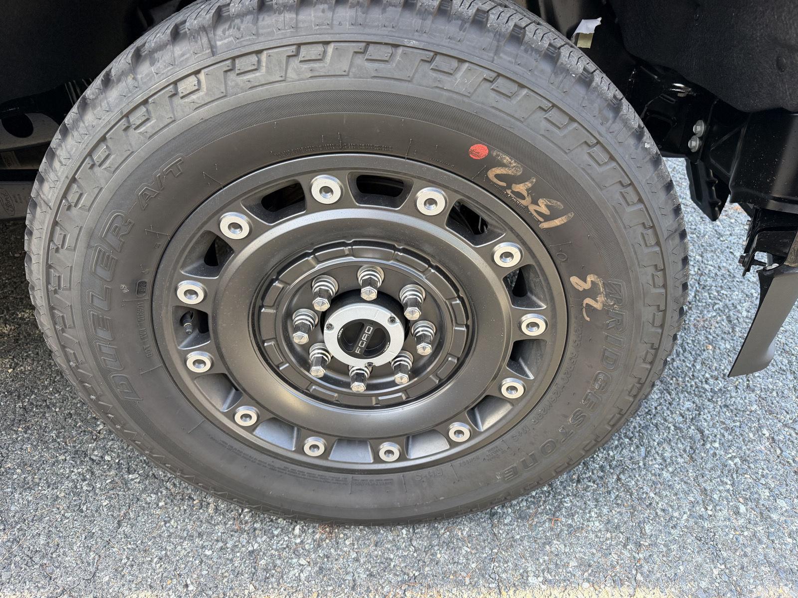 New 2027 Agate Black Metallic Ford XLT image 4