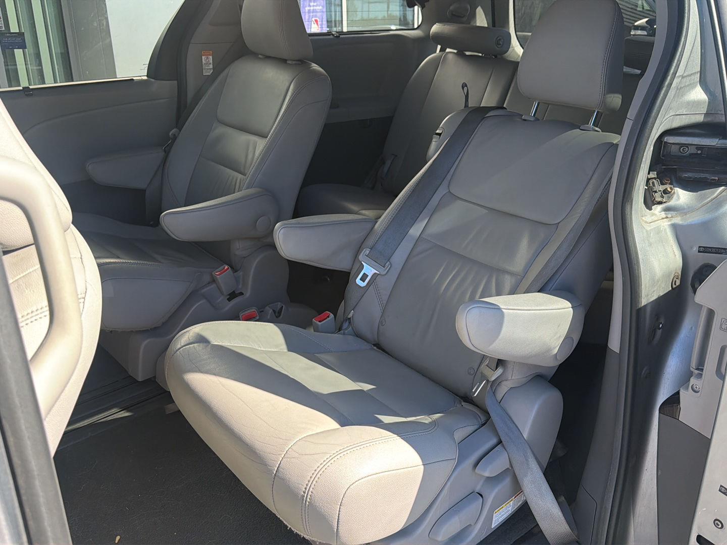 Used 2015 Silver Sky Metallic Toyota XLE Premium 8-Passenger image 7