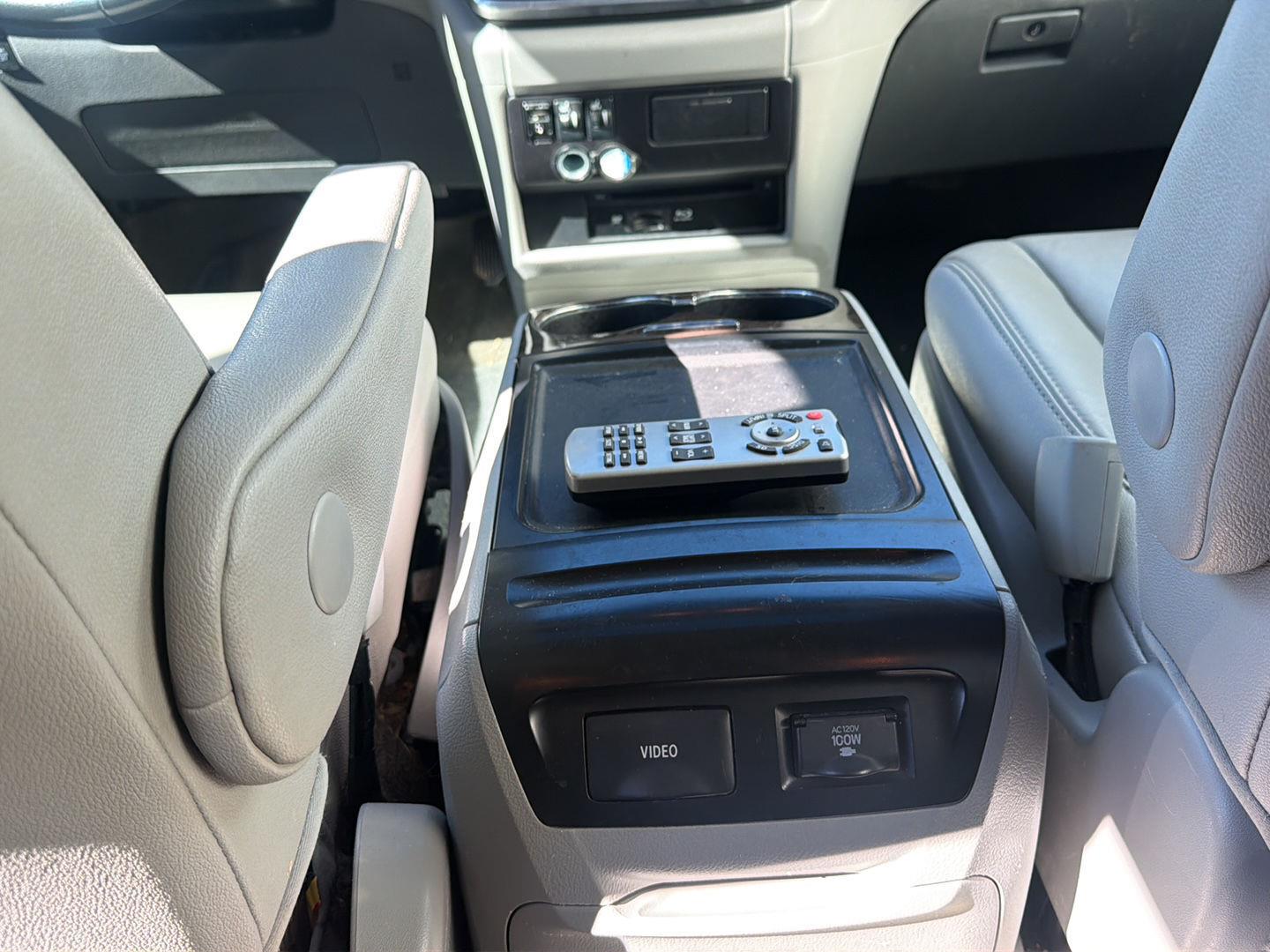 Used 2015 Silver Sky Metallic Toyota XLE Premium 8-Passenger image 20
