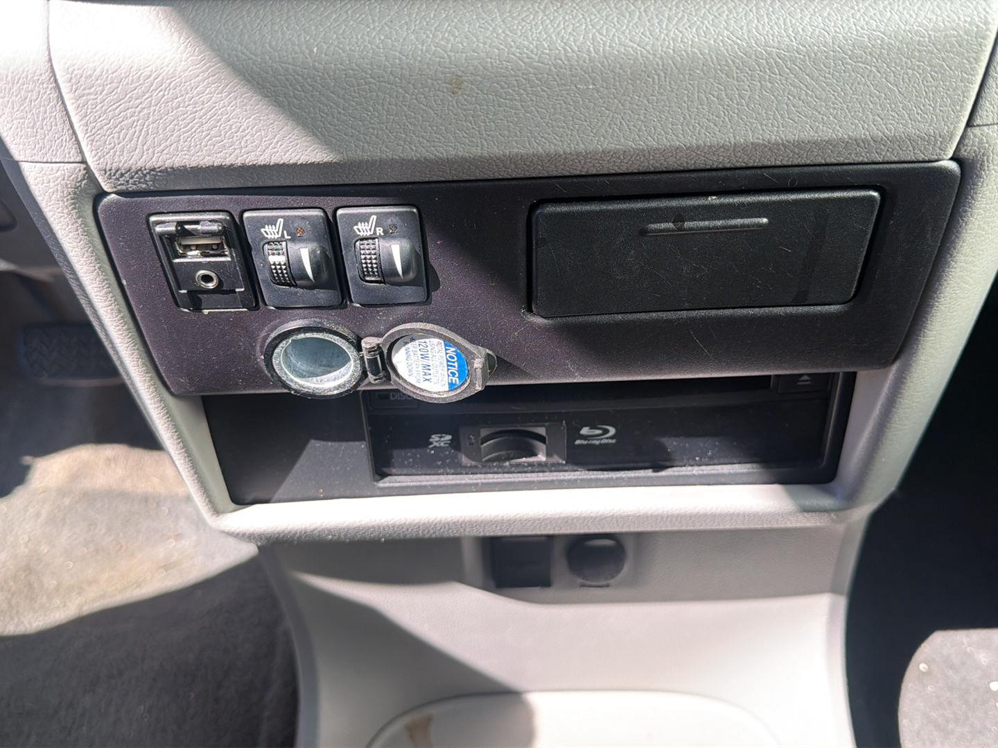 Used 2015 Silver Sky Metallic Toyota XLE Premium 8-Passenger image 23
