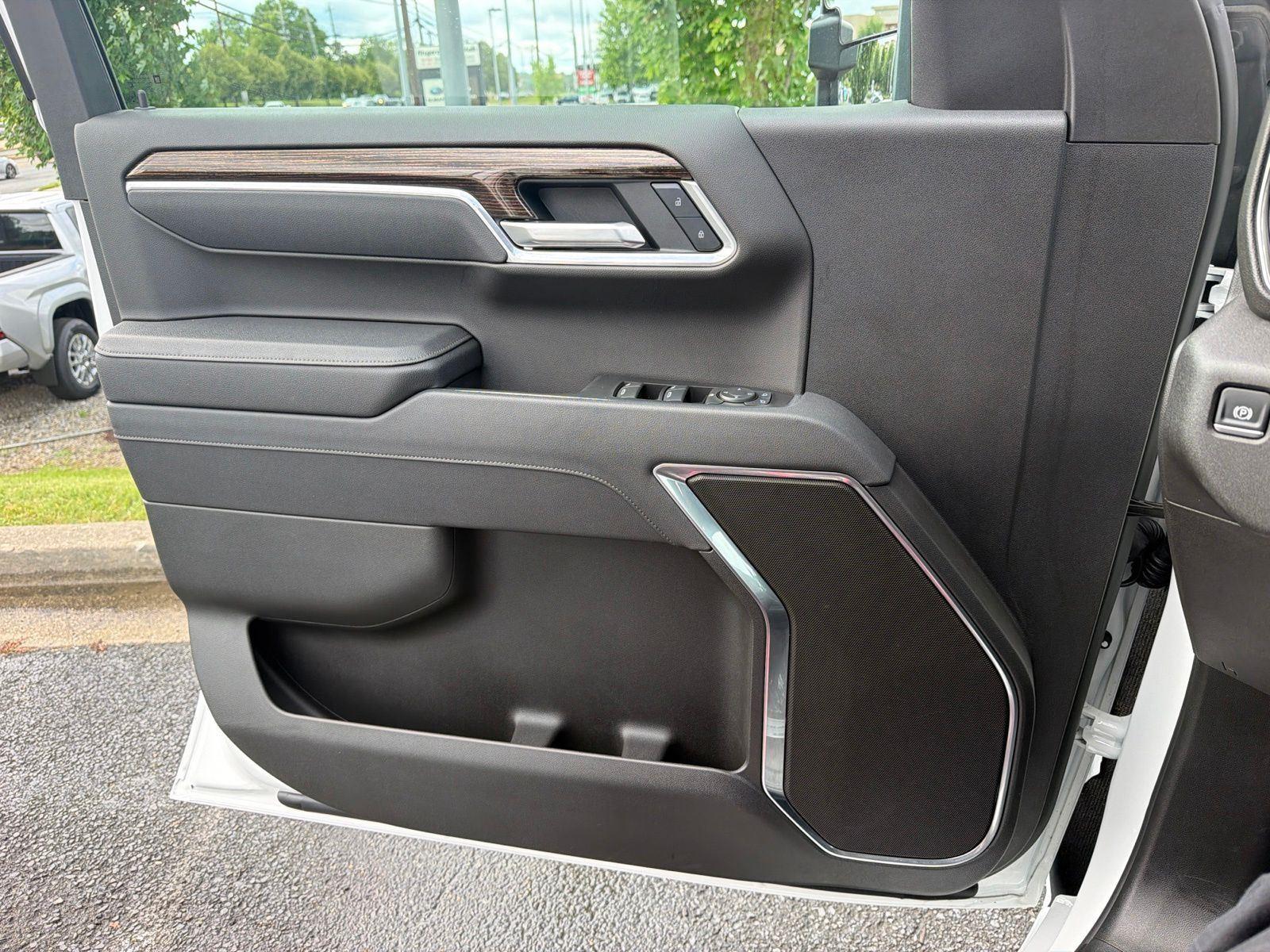 Used 2025 Summit White GMC Elevation image 21