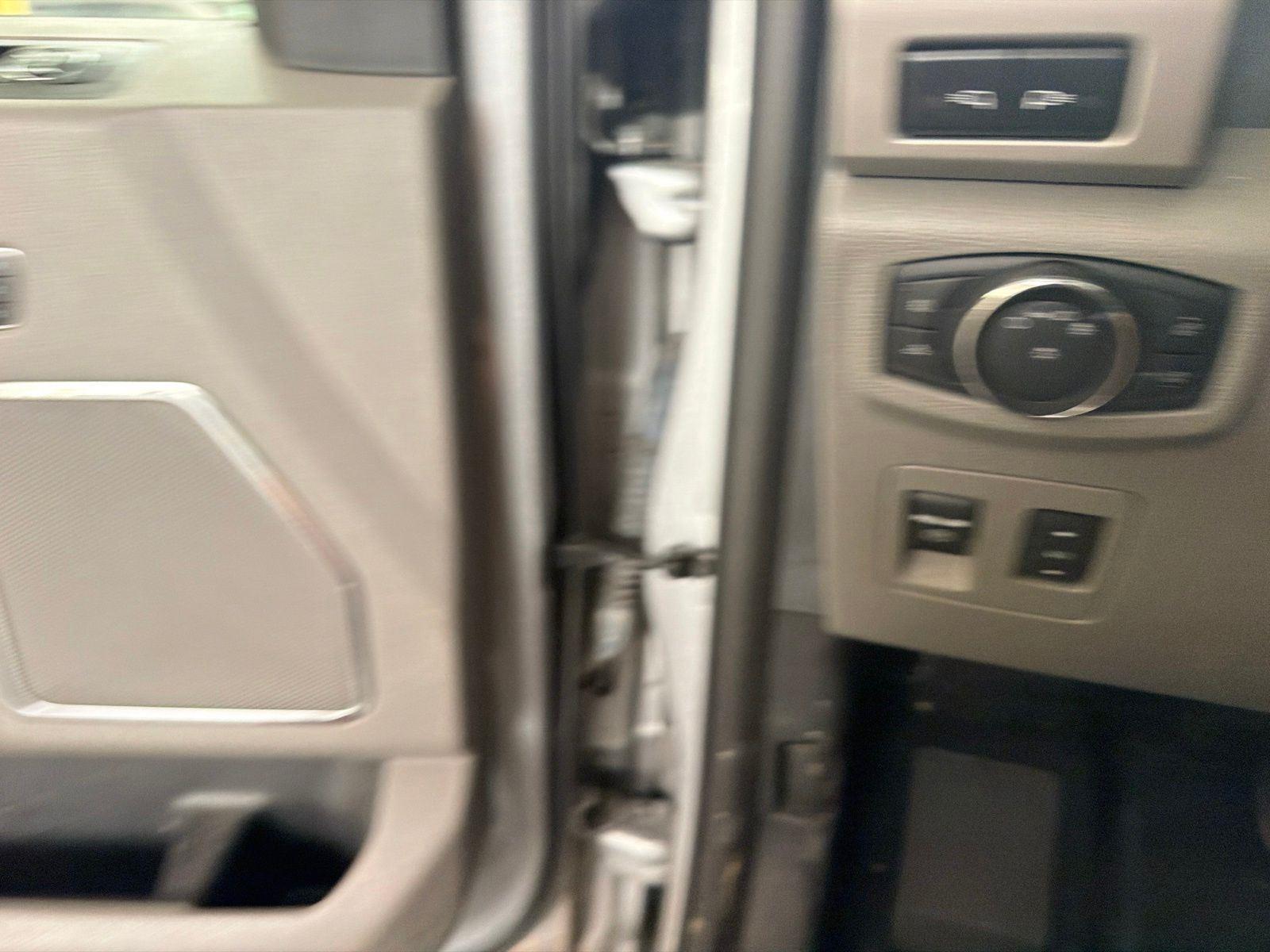 Used 2020 Iconic Silver Metallic Ford LARIAT image 19