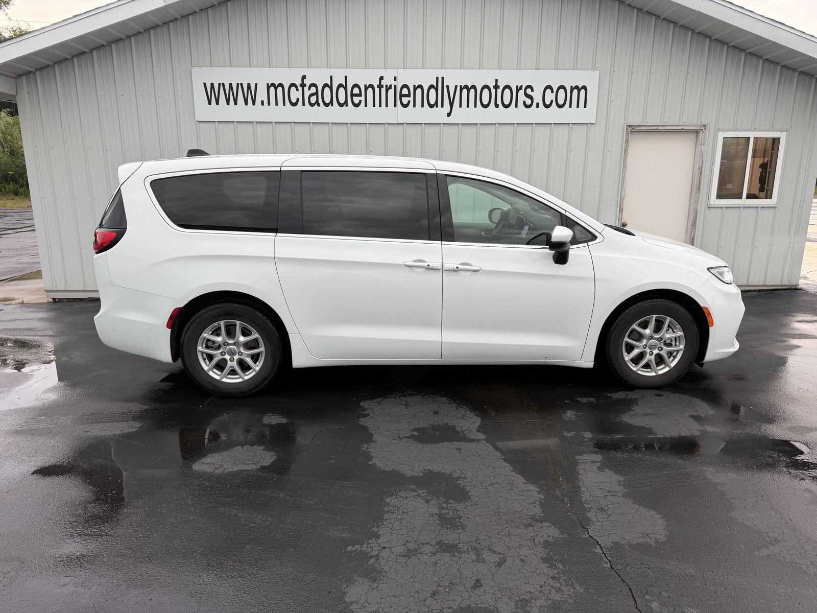 Bright White Clearcoat 2023 Chrysler Pacifica Minivan Front-Wheel Drive 9-Speed Automatic