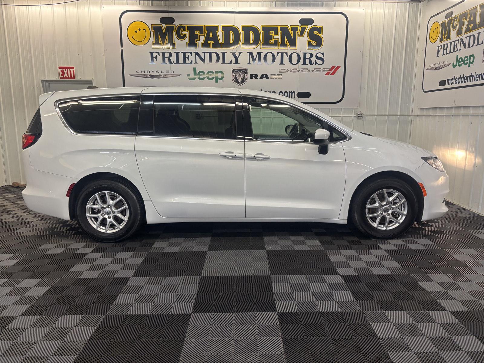 Bright White Clearcoat 2023 Chrysler Voyager Minivan Front-Wheel Drive 9-Speed Automatic