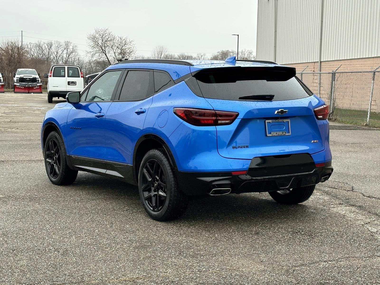 View vehicle photo 3