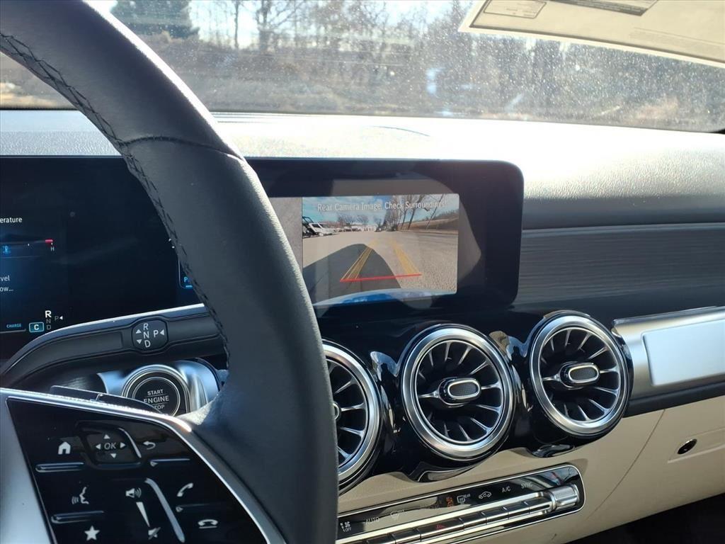 New 2026 Polar White Mercedes-Benz GLB 250 image 17