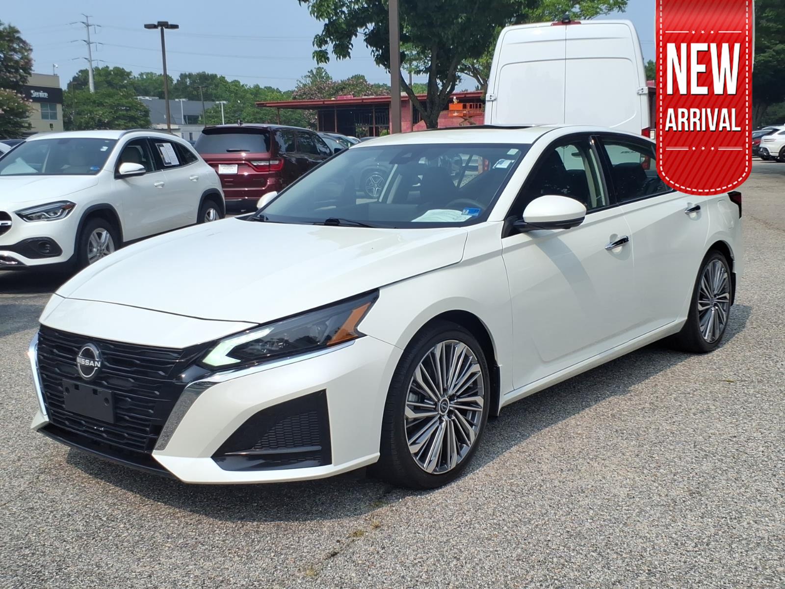 Pearl White Tricoat 2023 Nissan Altima Sedan Front-Wheel Drive Continuously Variable Transmission