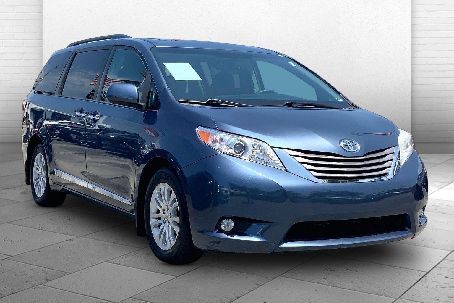 2016 Toyota Sienna XLE 7-Passenger Auto Access Seat