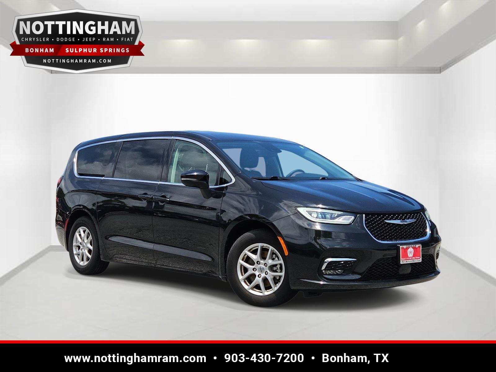 Brilliant Black Crystal Pearlcoat 2023 Chrysler Pacifica Minivan Front-Wheel Drive 9-Speed Automatic
