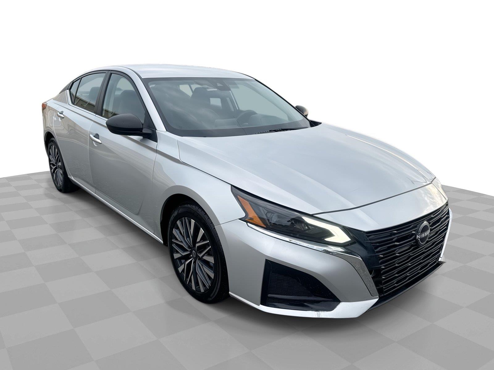 Brilliant Silver Metallic 2024 Nissan Altima Sedan Front-Wheel Drive Continuously Variable Transmission