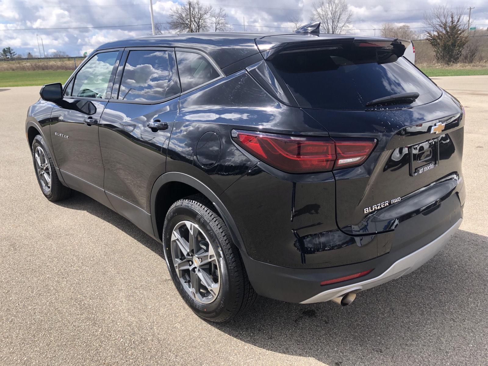 View vehicle photo 4