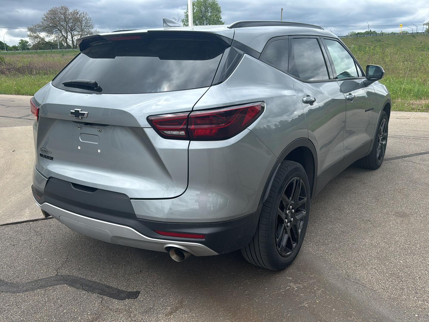 View vehicle photo 5