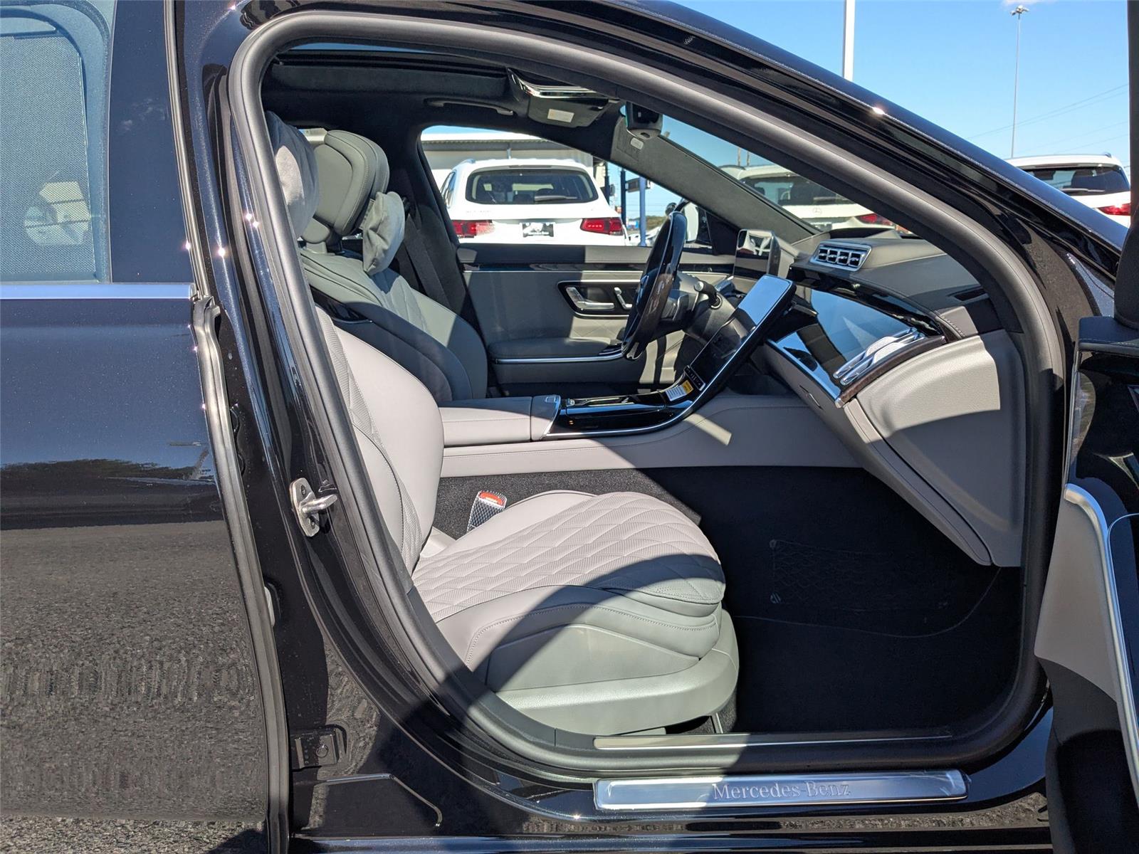 New 2026 Obsidian Black Metallic Mercedes-Benz 580 image 36