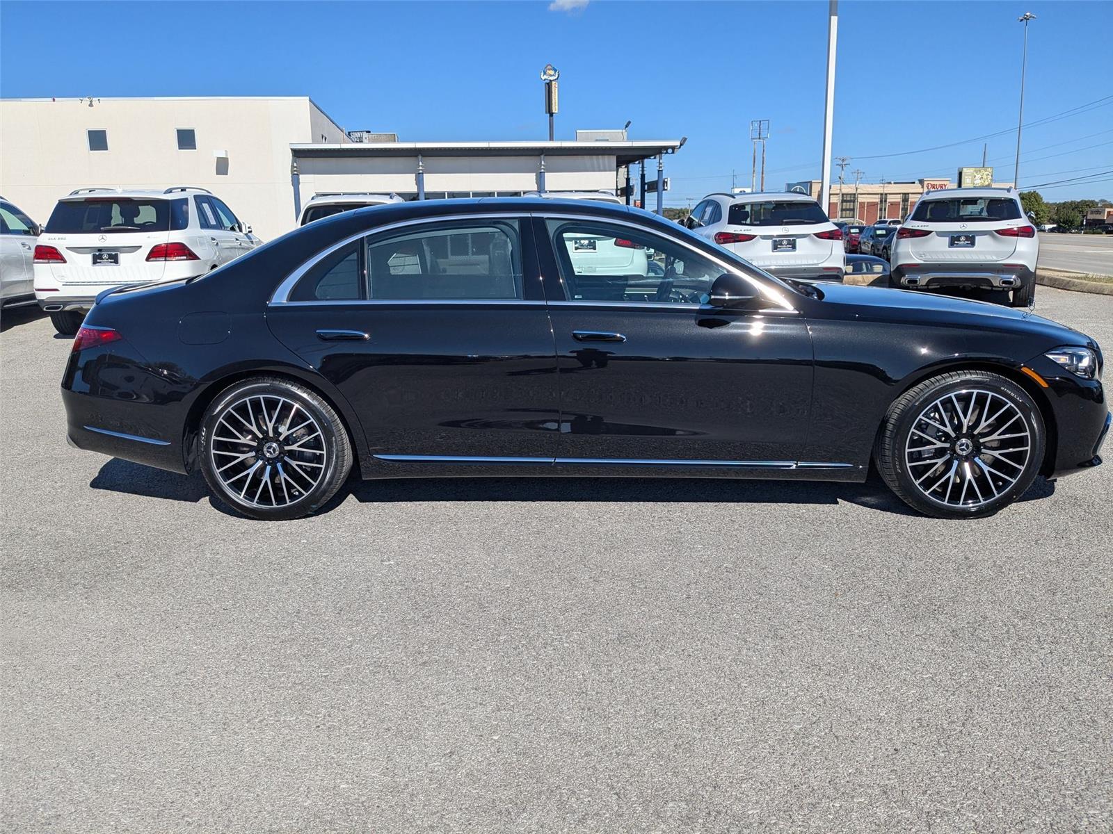 New 2026 Obsidian Black Metallic Mercedes-Benz 580 image 4