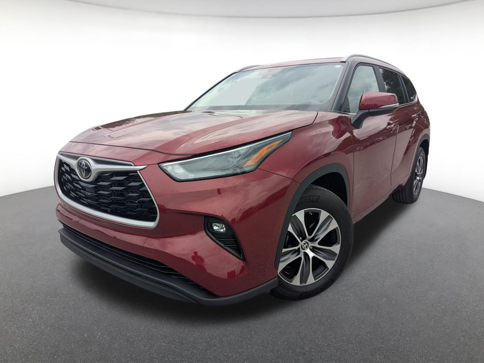 Red (Ruby Flare Pearl) 2023 Toyota Highlander XLE FWD SUV / Crossover Front-Wheel Drive Automatic