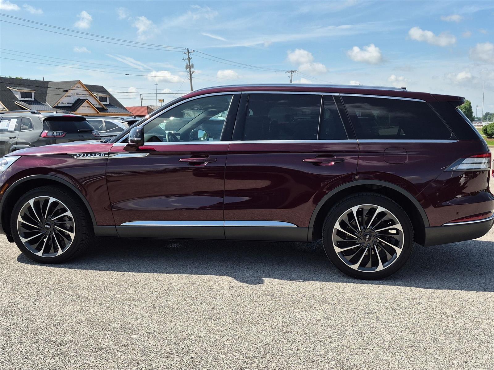 Used 2022 Burgundy Velvet Metallic Tinted Clearcoat Lincoln Reserve image 2