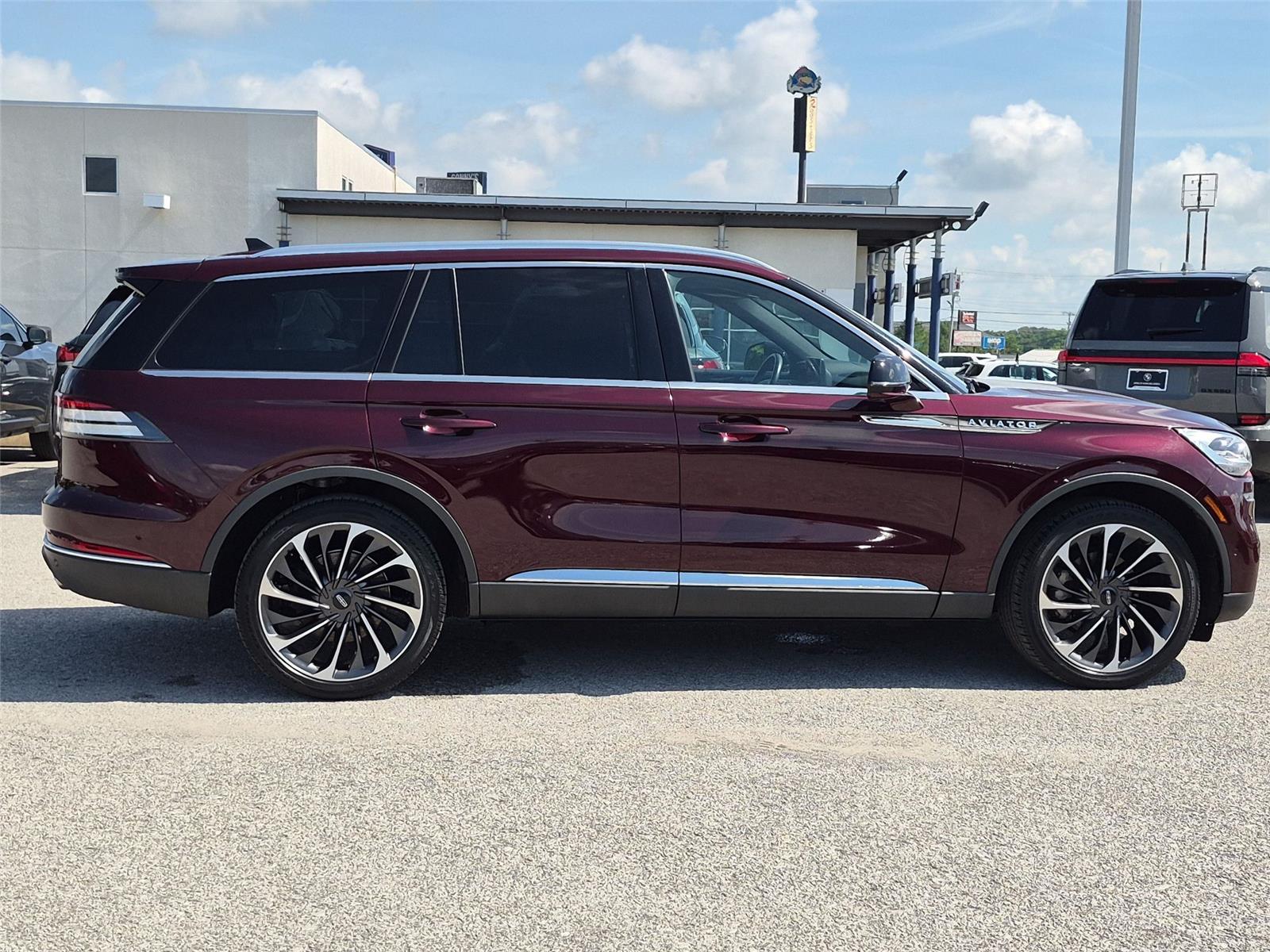 Used 2022 Burgundy Velvet Metallic Tinted Clearcoat Lincoln Reserve image 6