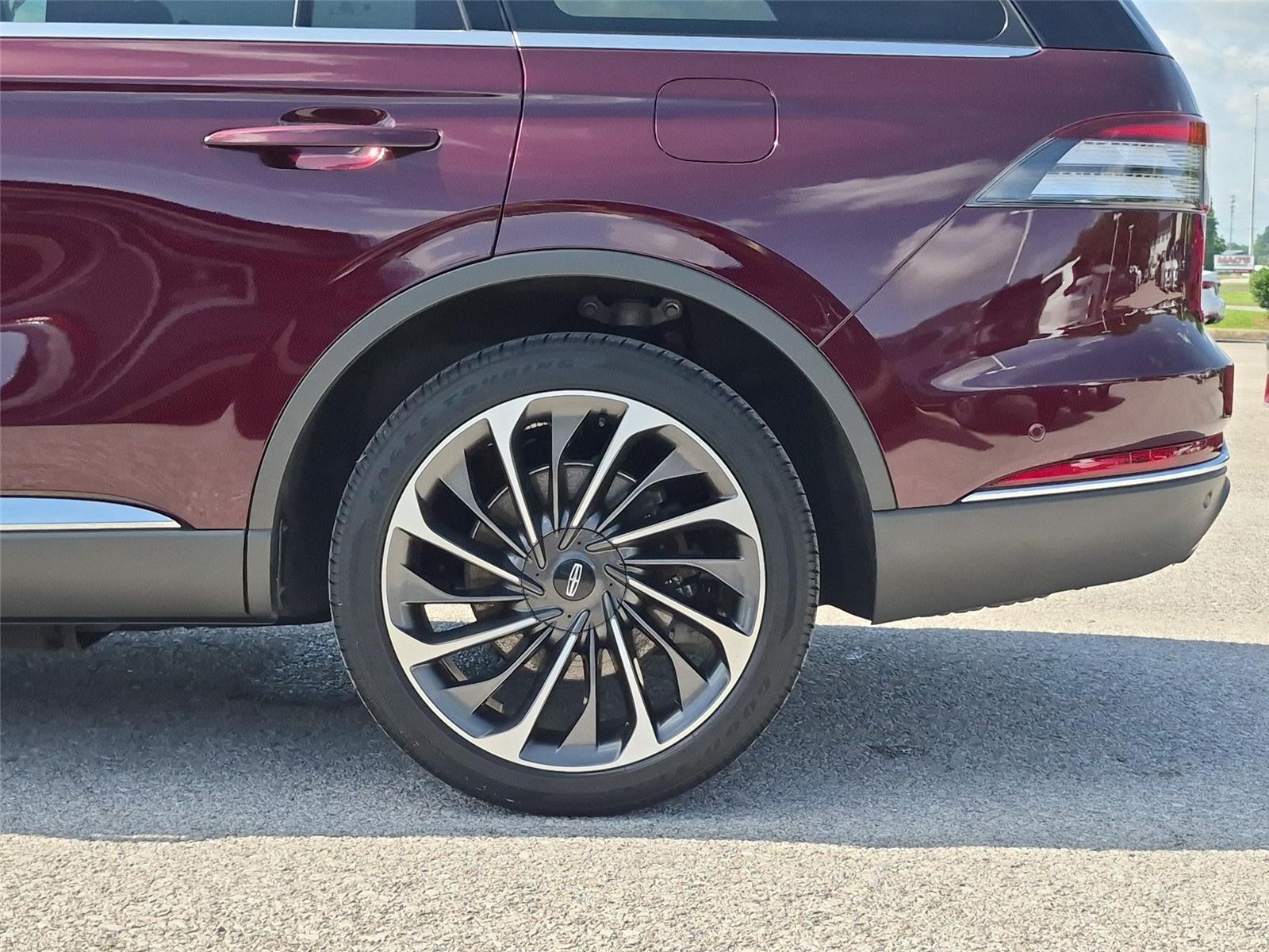 Used 2022 Burgundy Velvet Metallic Tinted Clearcoat Lincoln Reserve image 11