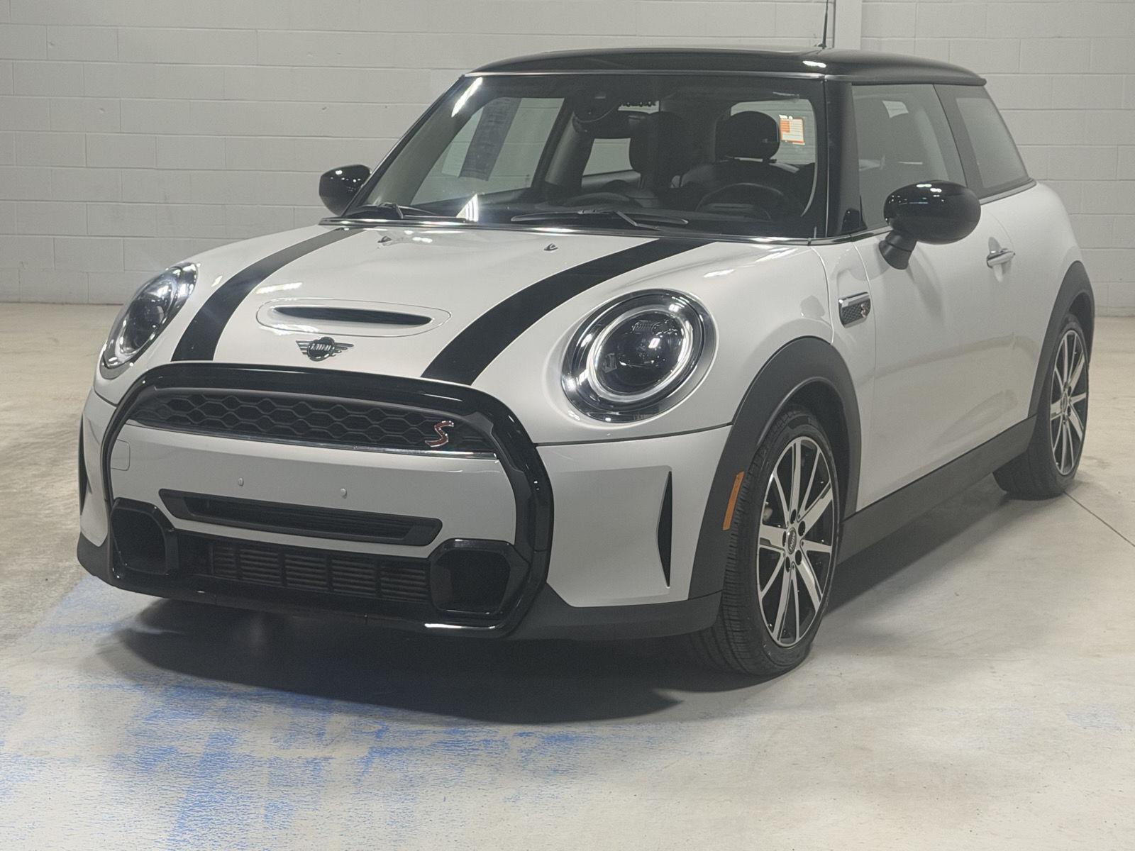 White Silver Metallic 2022 MINI Cooper Hatchback Front-Wheel Drive 7-Speed Dual Clutch
