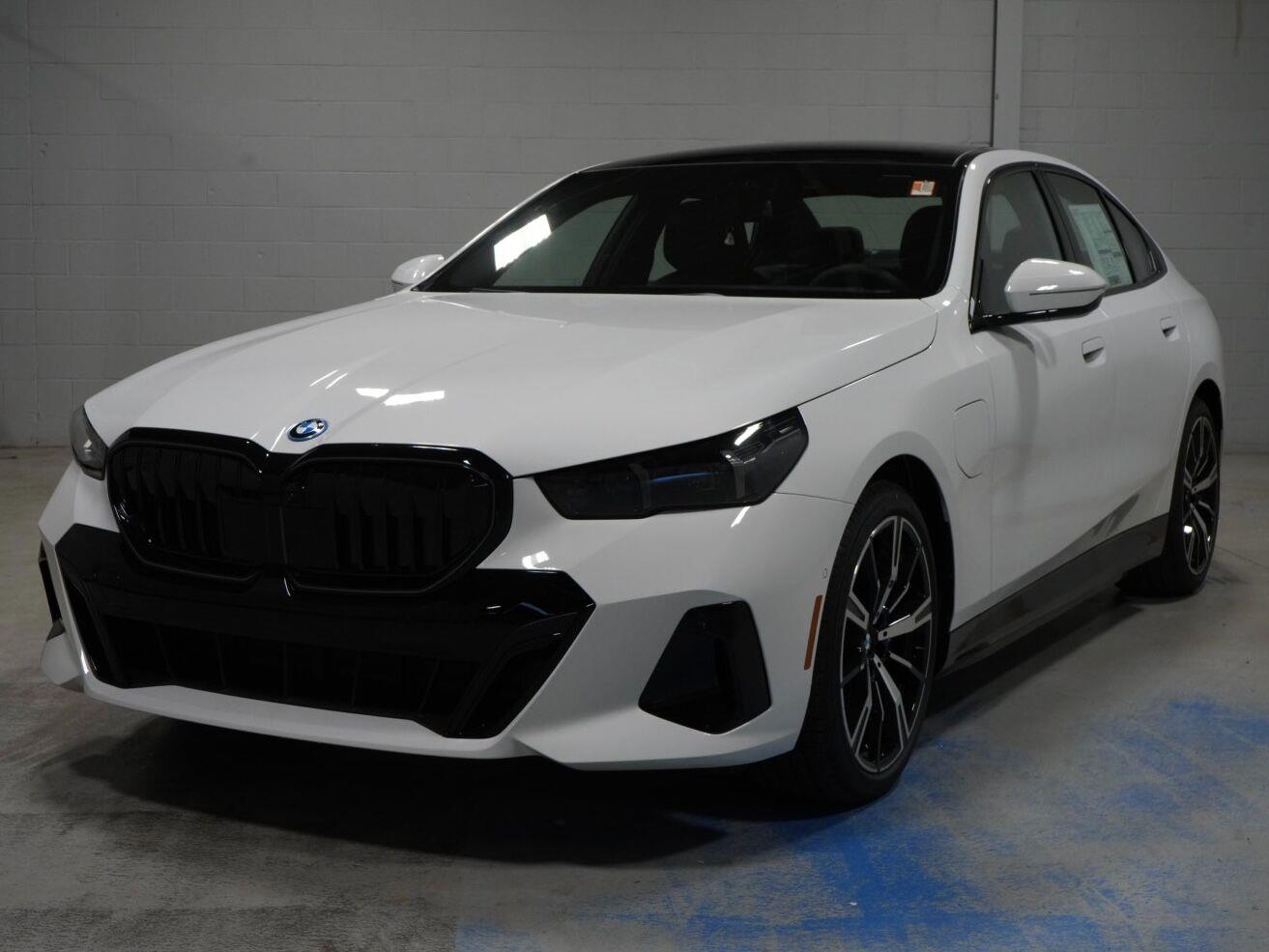 Alpine White 2027 BMW 5 Series Sedan All-Wheel Drive Automatic