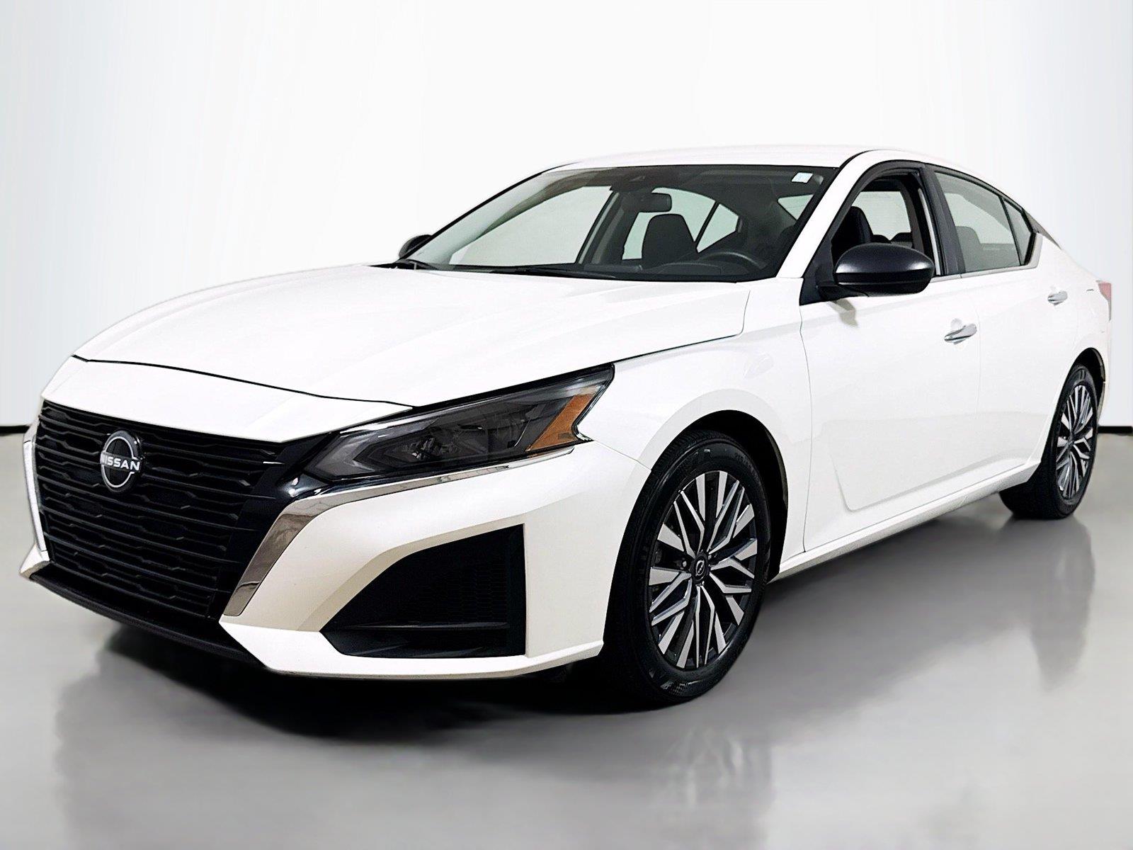 Pearl White Tricoat 2025 Nissan Altima Sedan Front-Wheel Drive Continuously Variable Transmission