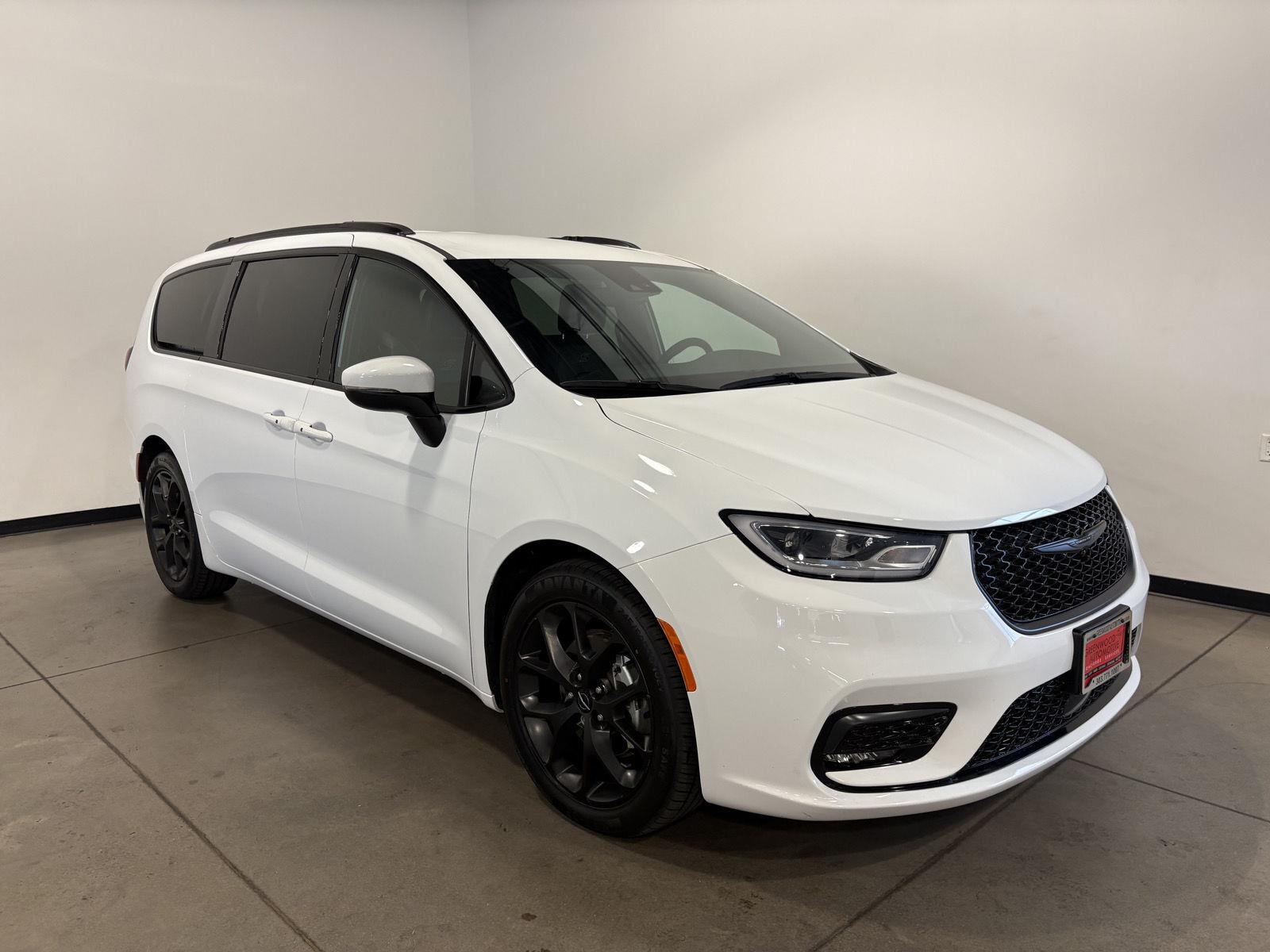 Bright White Clearcoat 2023 Chrysler Pacifica Minivan Front-Wheel Drive 9-Speed Automatic