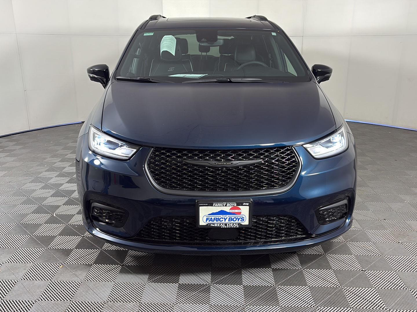 View vehicle photo 4