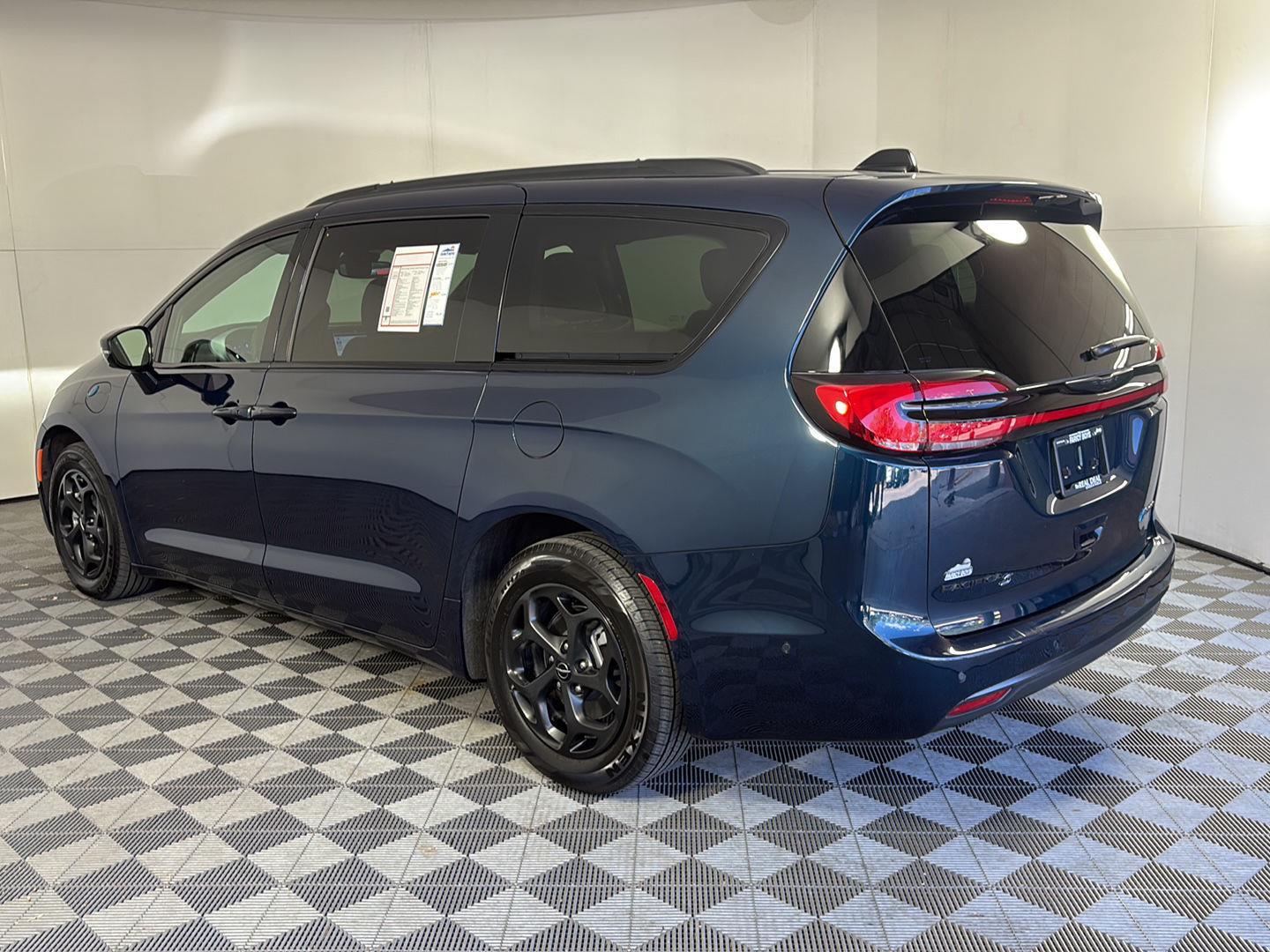 View vehicle photo 7